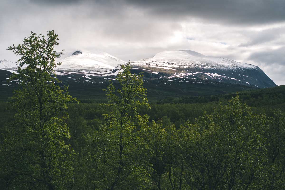 Schneebedeckte Berge in Schweden